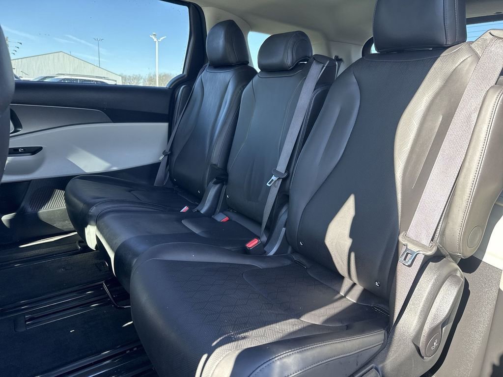 Used 2024 Kia Carnival LX image 24