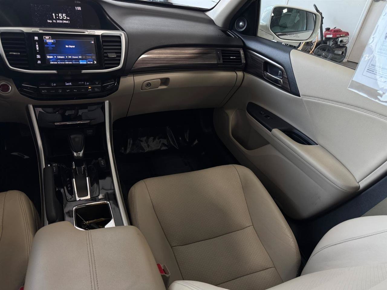 Used 2016 Honda Accord Touring image 6