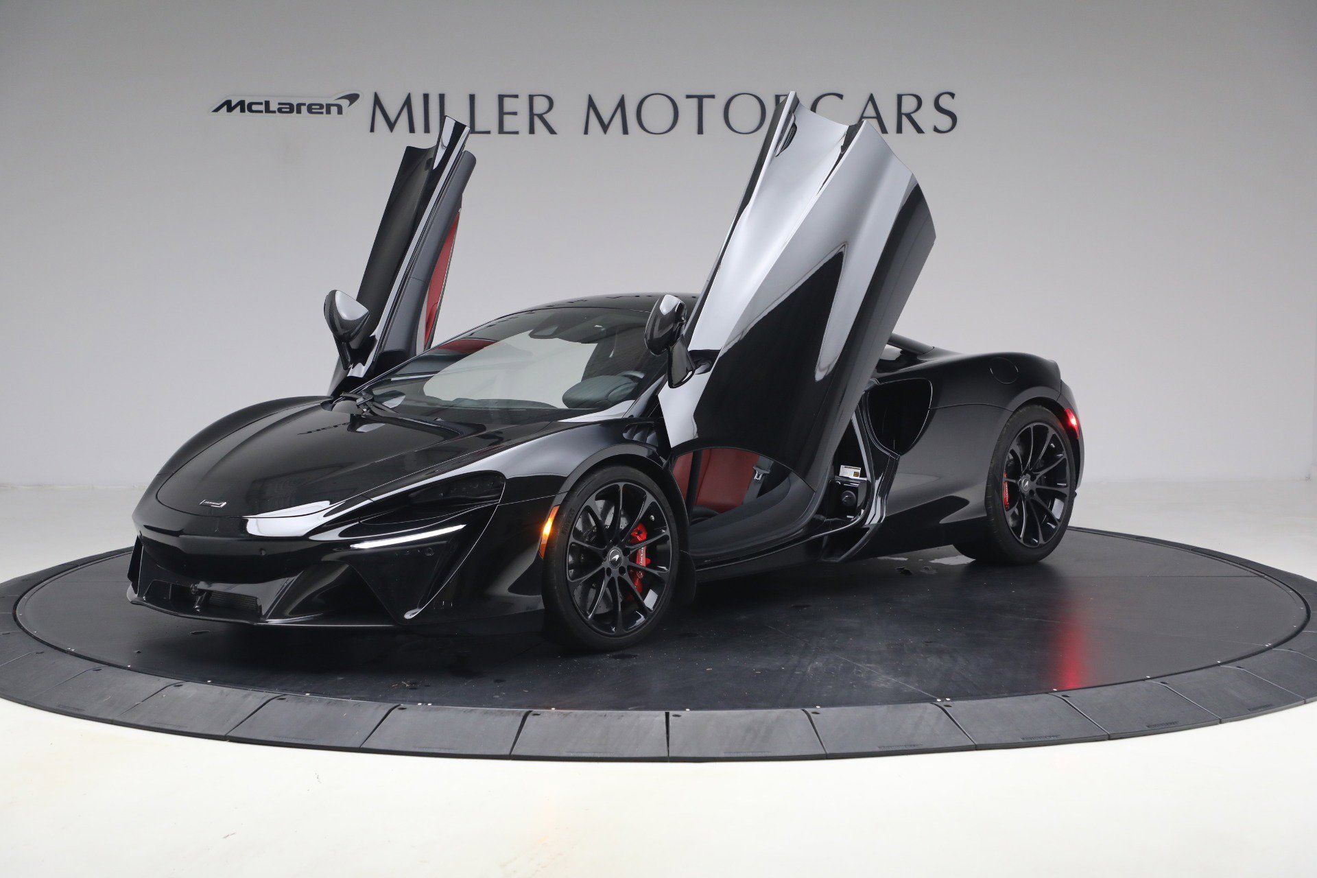 Used 2024 McLaren Artura RWD image 14