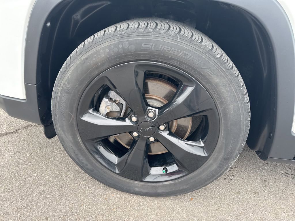 Used 2019 Jeep Cherokee Latitude Plus image 32