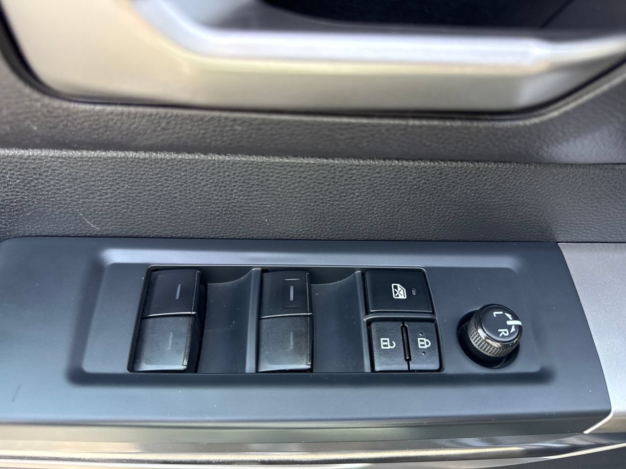 Used 2022 Toyota Tundra SR5 AWD/4WD image 13