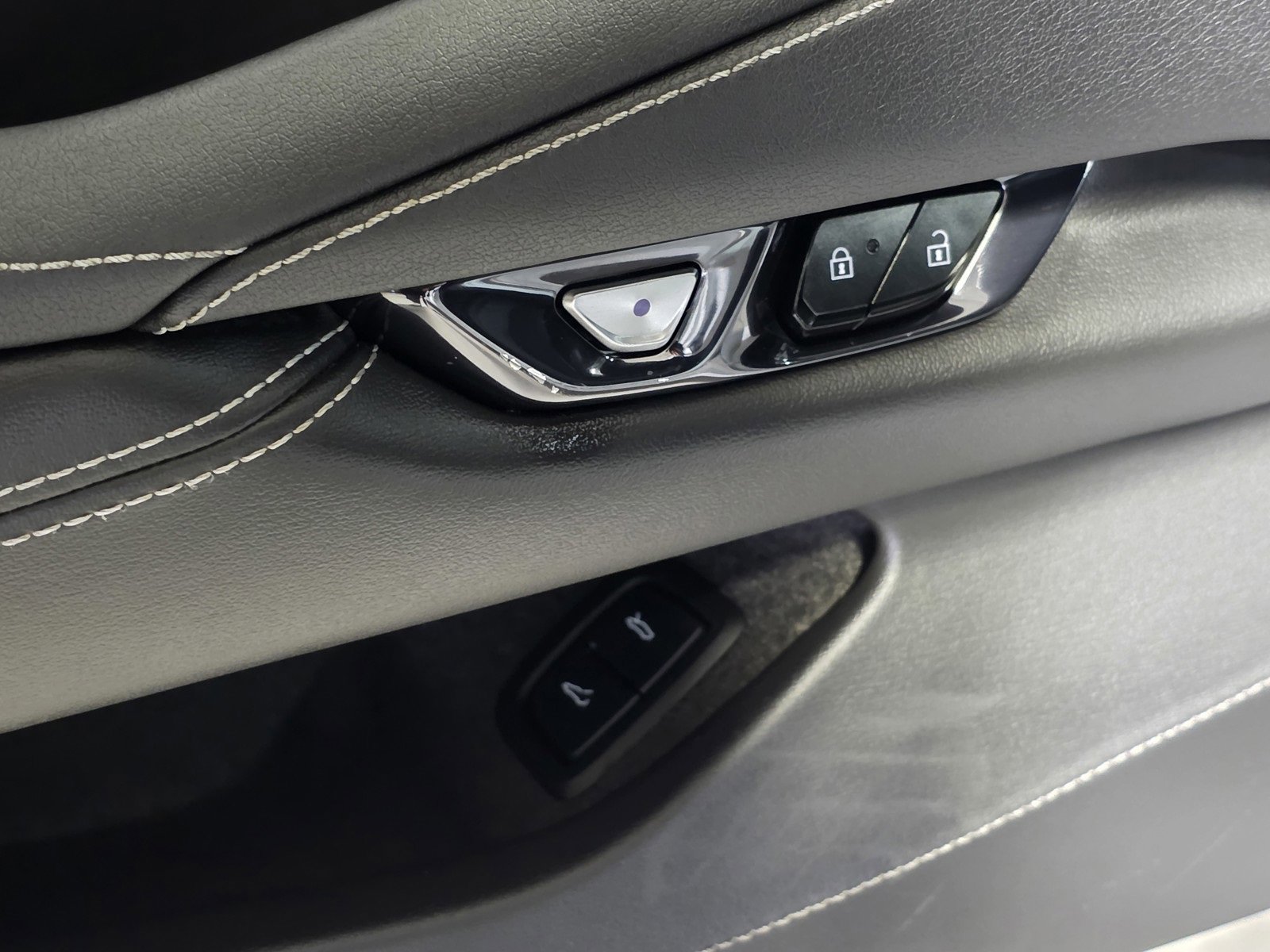 Used 2024 Chevrolet Corvette Stingray Preferred Cpe w/ Z51 Performance Package image 30