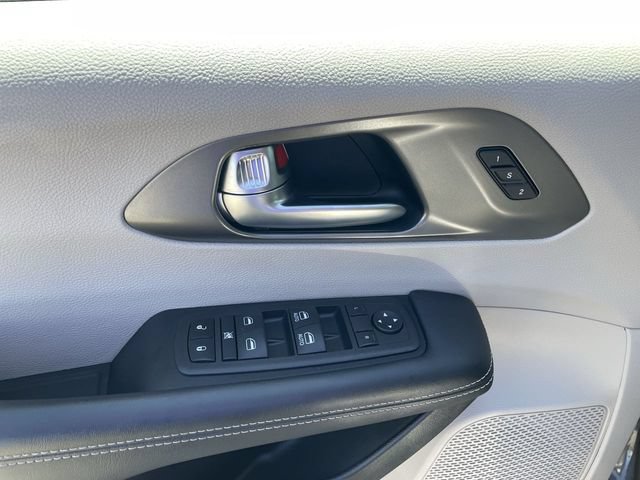 Used 2023 Chrysler Pacifica Touring-L FWD image 22