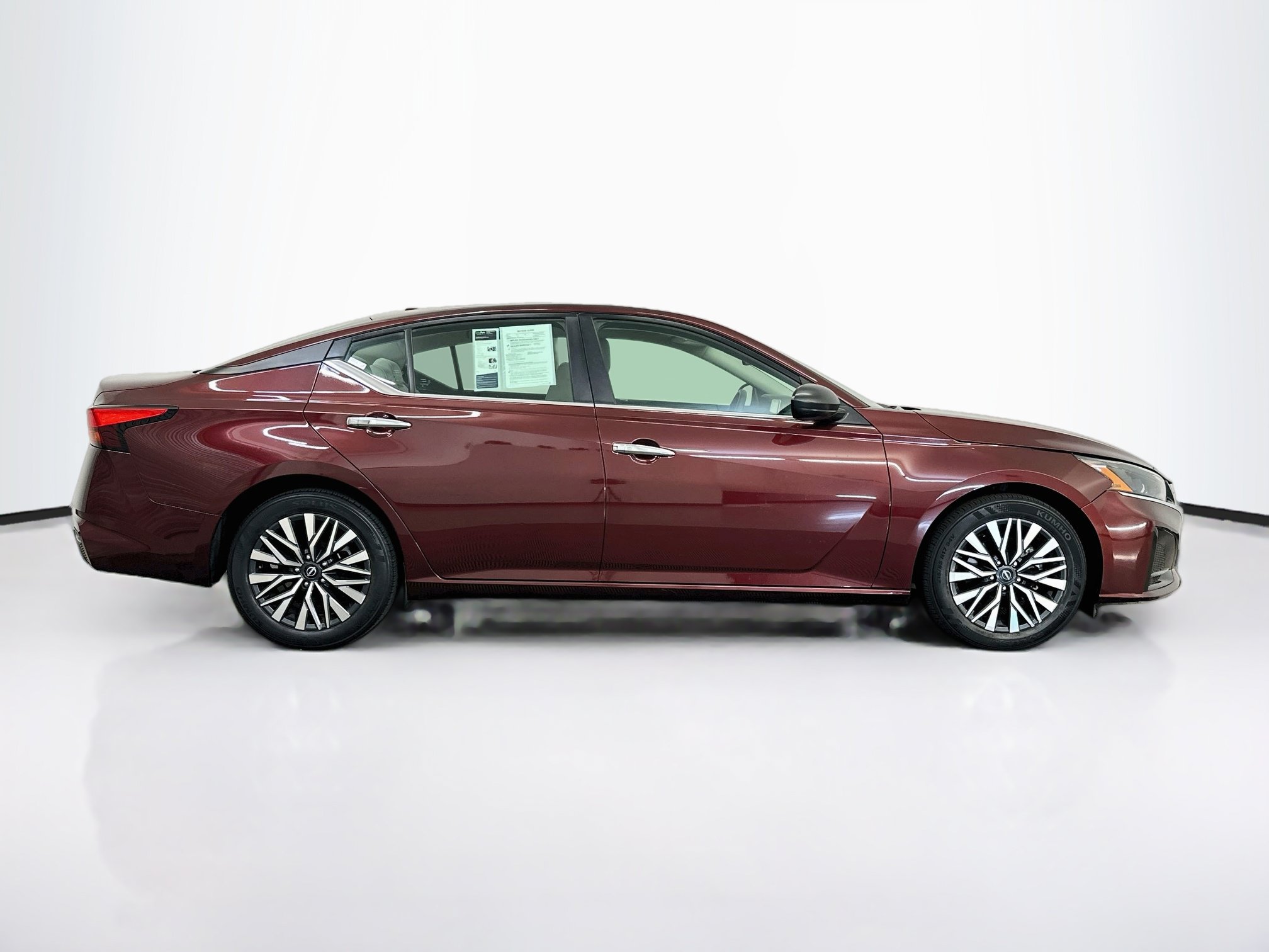 Used 2025 Nissan Altima 2.5 SV FWD image 10