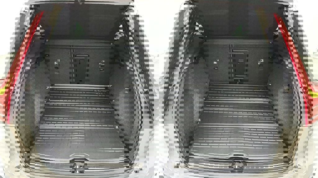 Used 2023 Volvo XC40 B5 Plus w/ Driver Assist Package image 24