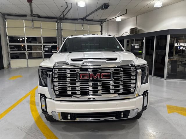 Used 2024 GMC Sierra 3500 Denali w/ Denali Reserve Package AWD/4WD image 3