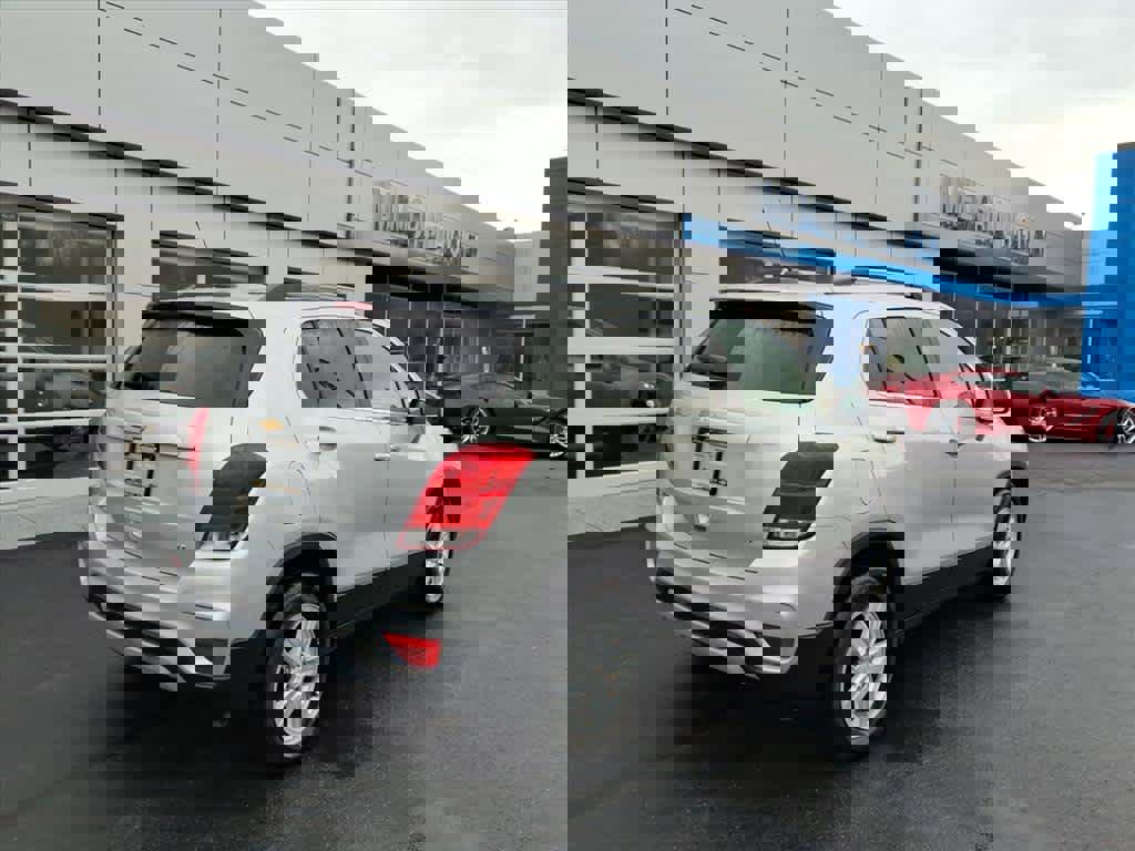 Used 2018 Chevrolet Trax LT w/ LT Convenience Package image 6