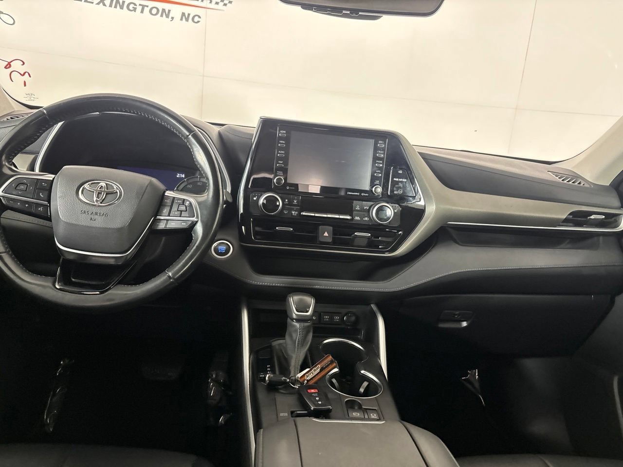 Used 2021 Toyota Highlander XLE FWD image 25