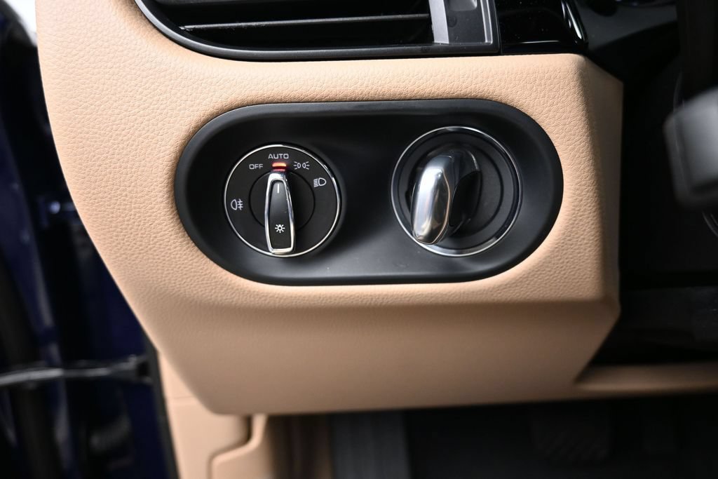 Certified 2025 Porsche Macan AWD/4WD image 24
