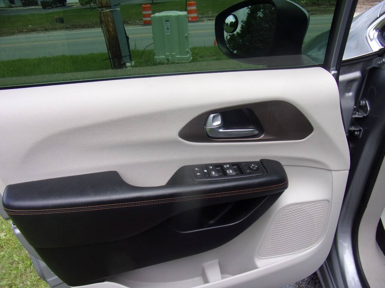 Used 2017 Chrysler Pacifica Touring FWD image 20