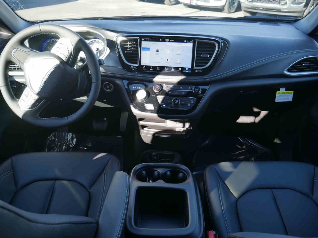 New 2026 Chrysler Pacifica Select image 4