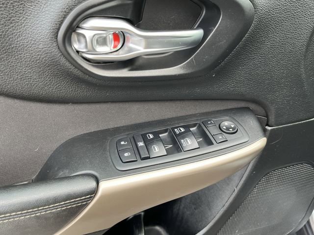 Used 2017 Jeep Cherokee Latitude w/ Cold Weather Group image 17