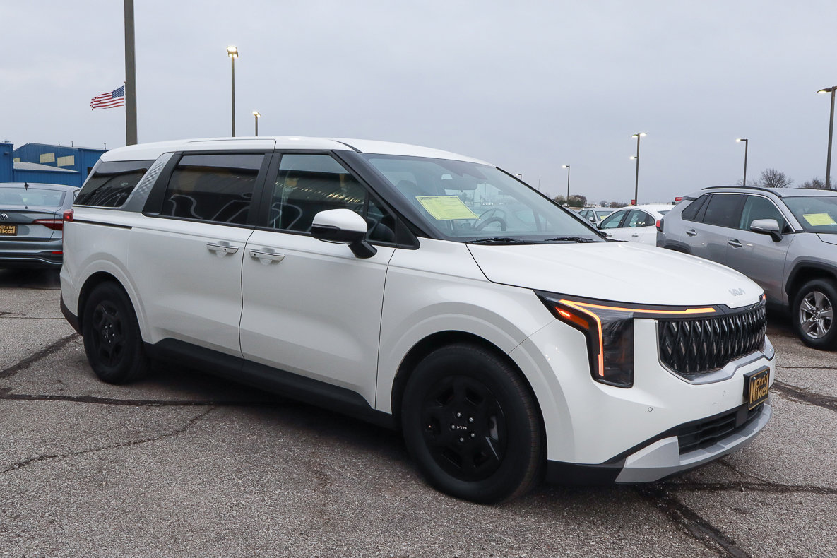 Used 2025 Kia Carnival image 3