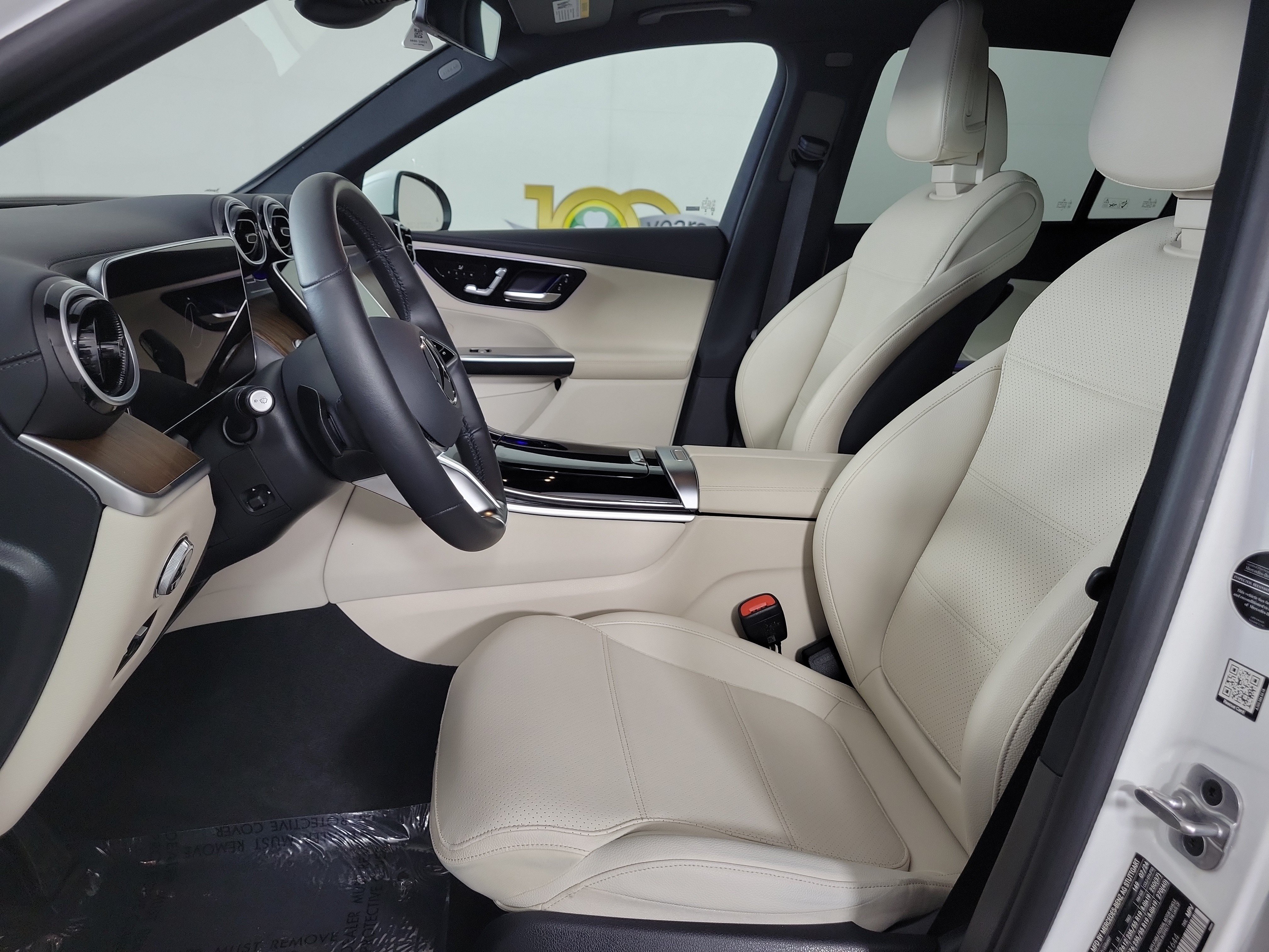 Used 2025 Mercedes-Benz GLC 300 4MATIC image 9