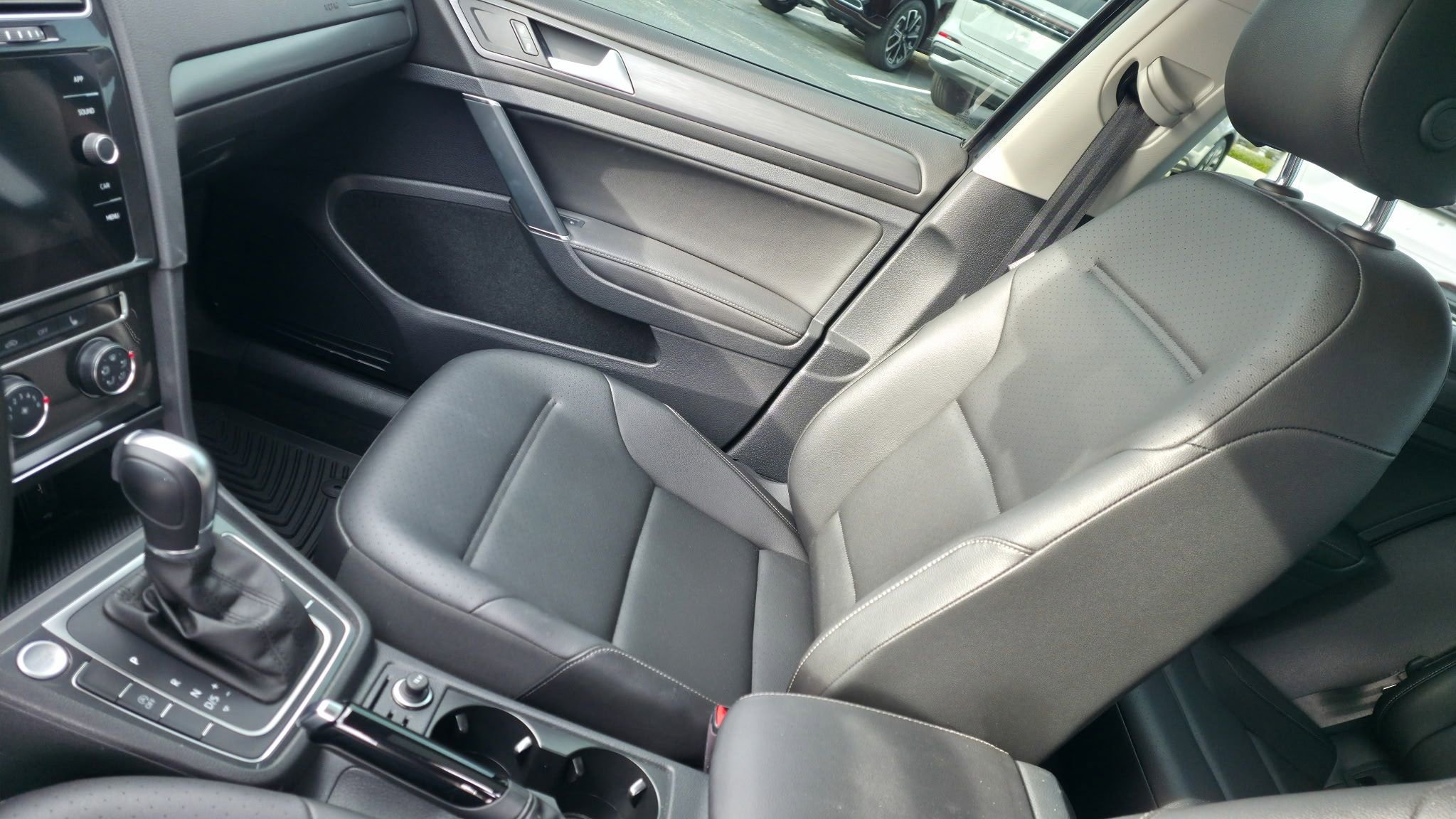 Used 2019 Volkswagen Golf SE image 14