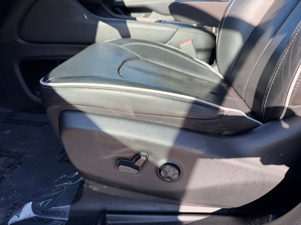 Used 2022 Chrysler Pacifica Limited w/ S Appearance Package image 12