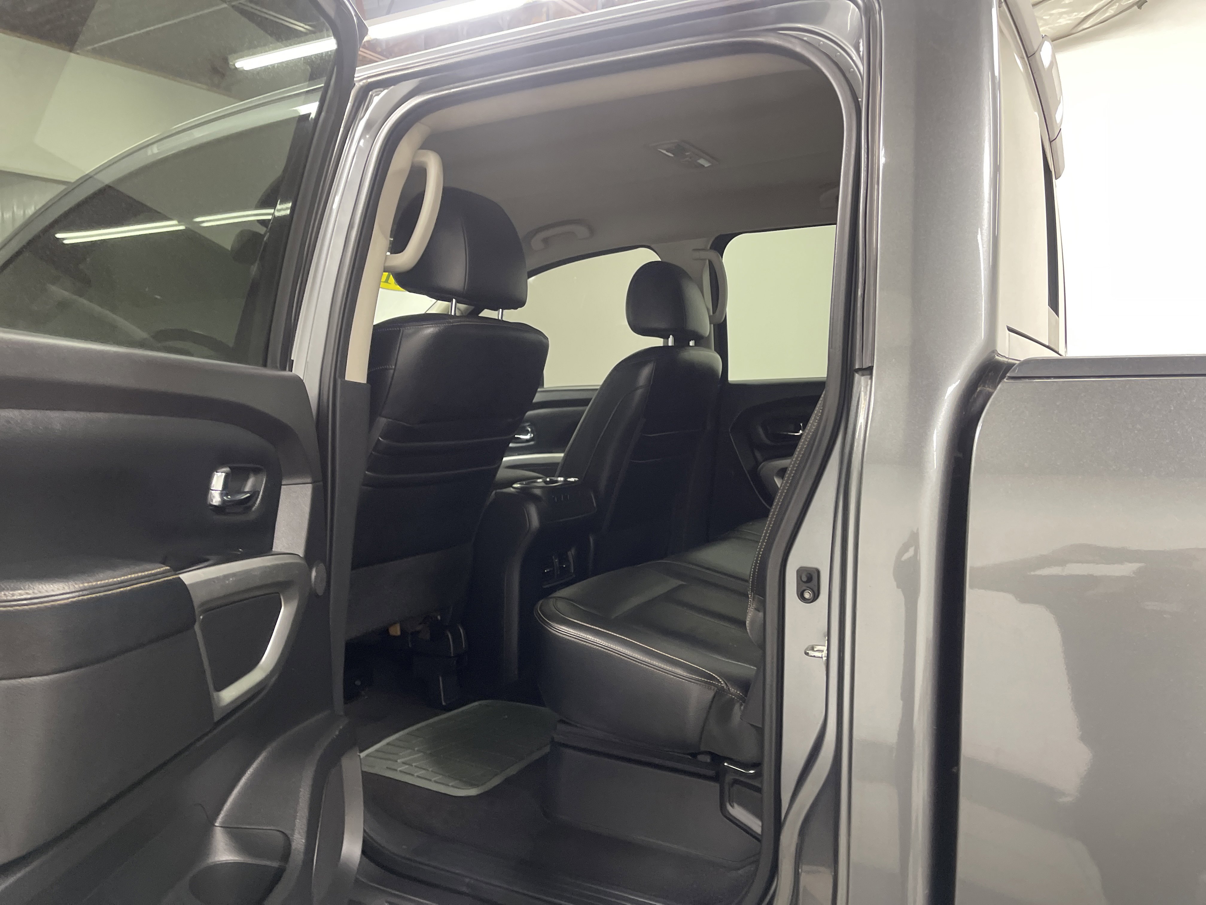 Used 2016 Nissan Titan SL AWD/4WD image 13