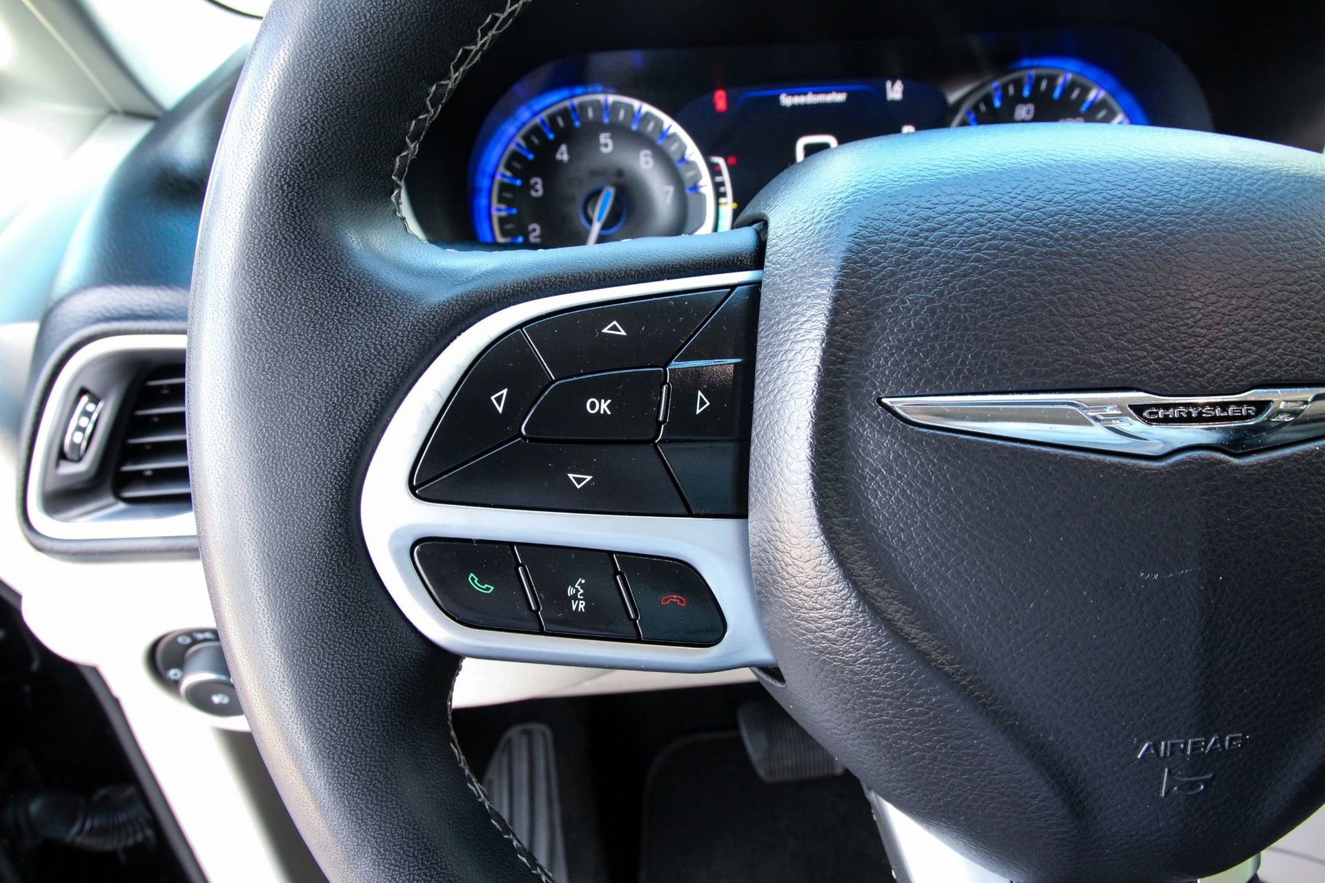 Used 2024 Chrysler Pacifica Touring-L image 18