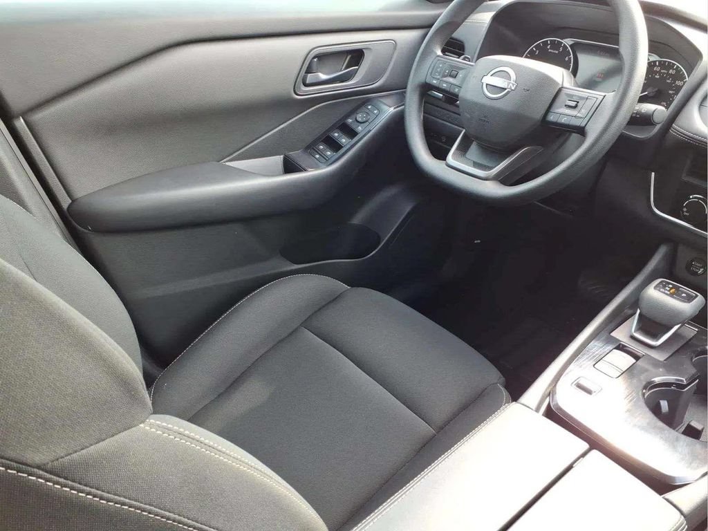 Used 2025 Nissan Rogue S FWD image 9
