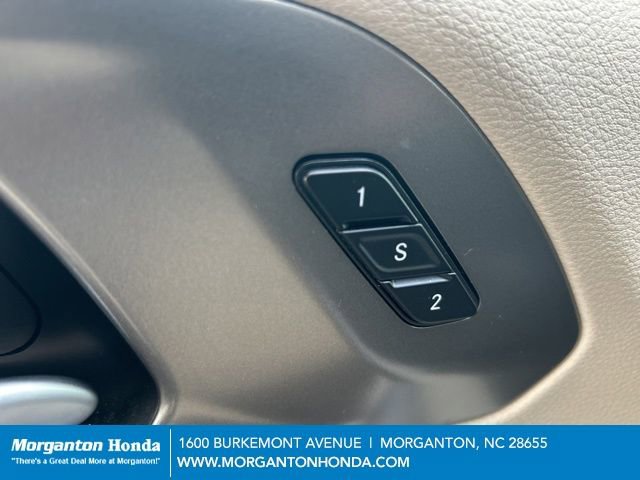 Used 2024 Chrysler Pacifica Touring-L image 15