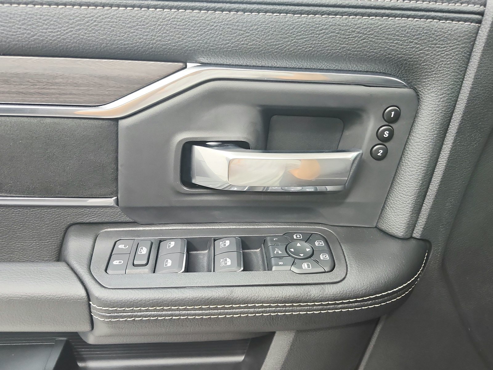 New 2026 RAM 2500 Laramie AWD/4WD image 34