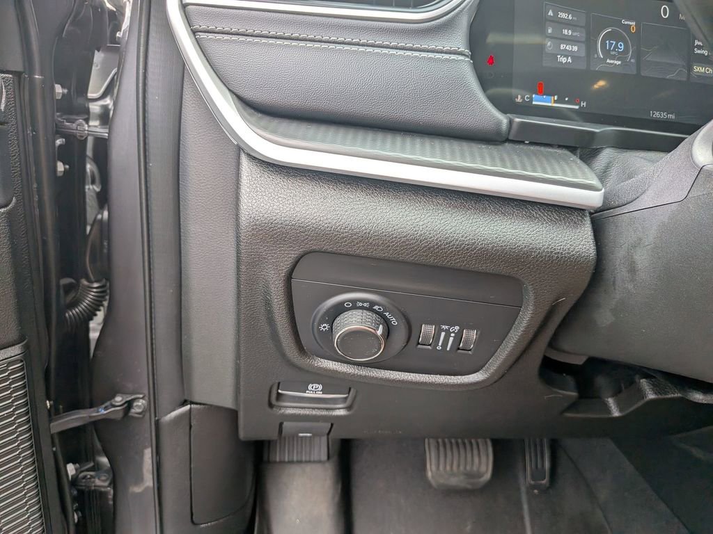 Used 2024 Jeep Grand Cherokee Altitude AWD/4WD image 12