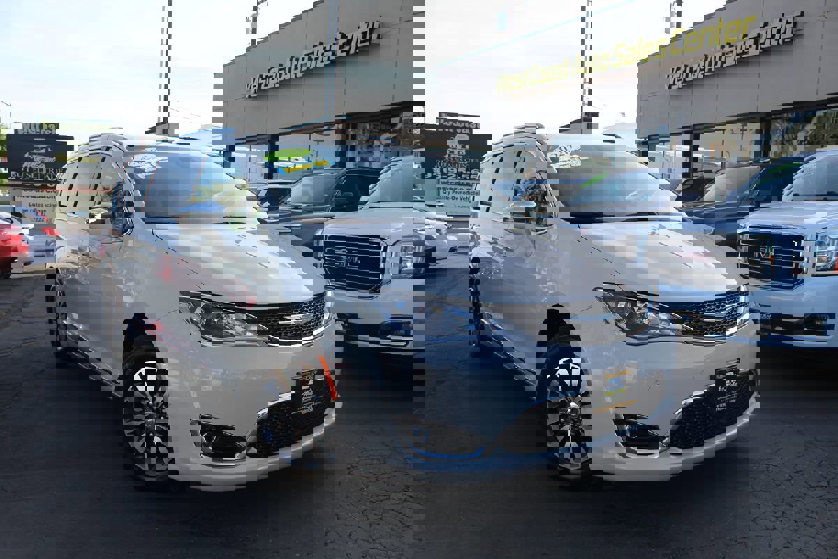 Used 2020 Chrysler Pacifica Limited w/ Advanced Safetytec Group image 48