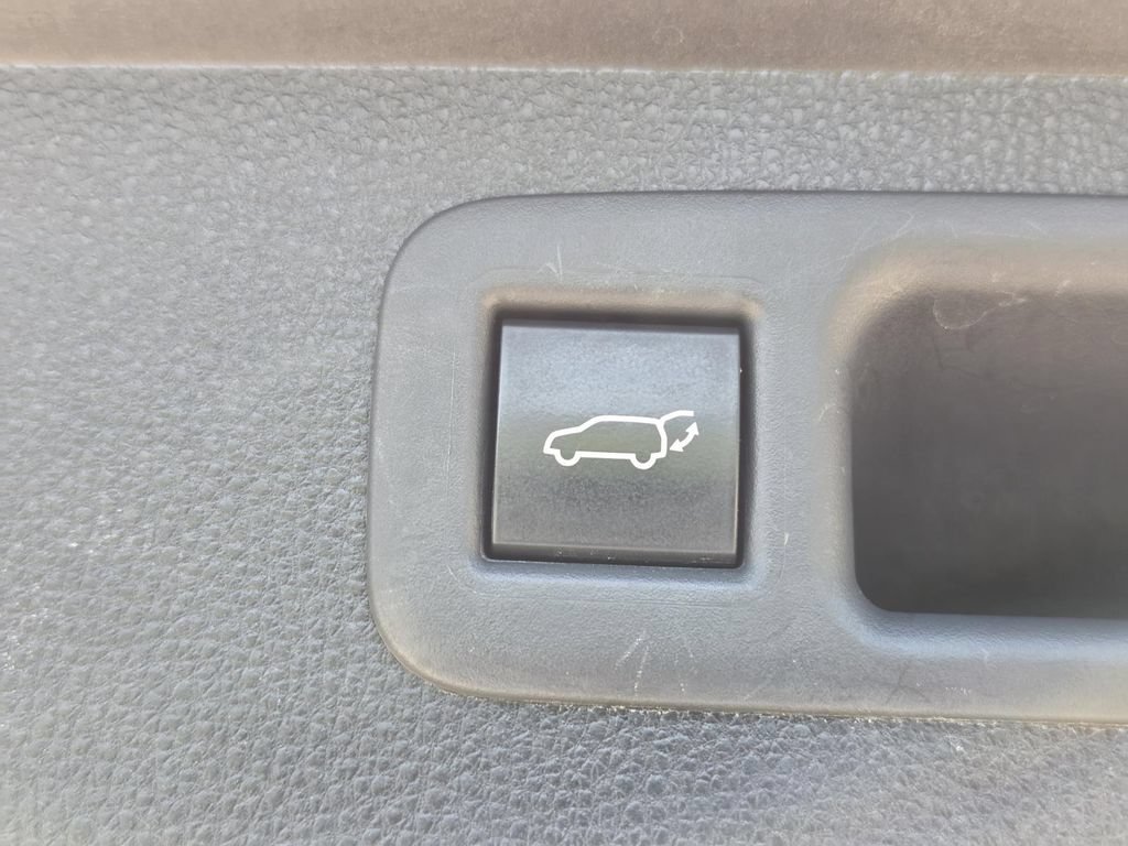 Used 2022 Toyota Highlander XSE FWD image 9