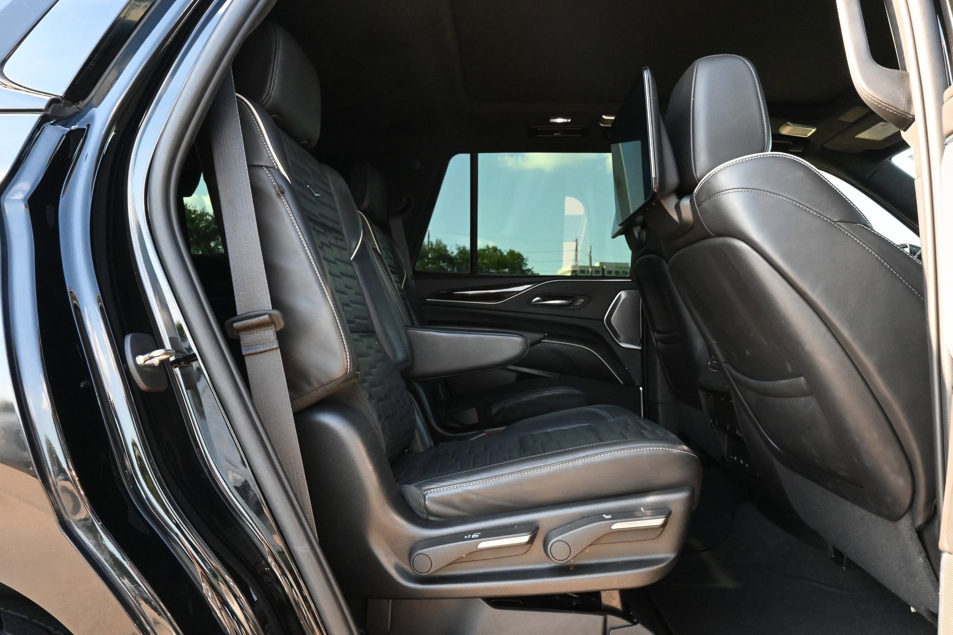 Used 2023 Cadillac Escalade Sport Platinum w/ LPO, ONYX Package RWD image 23
