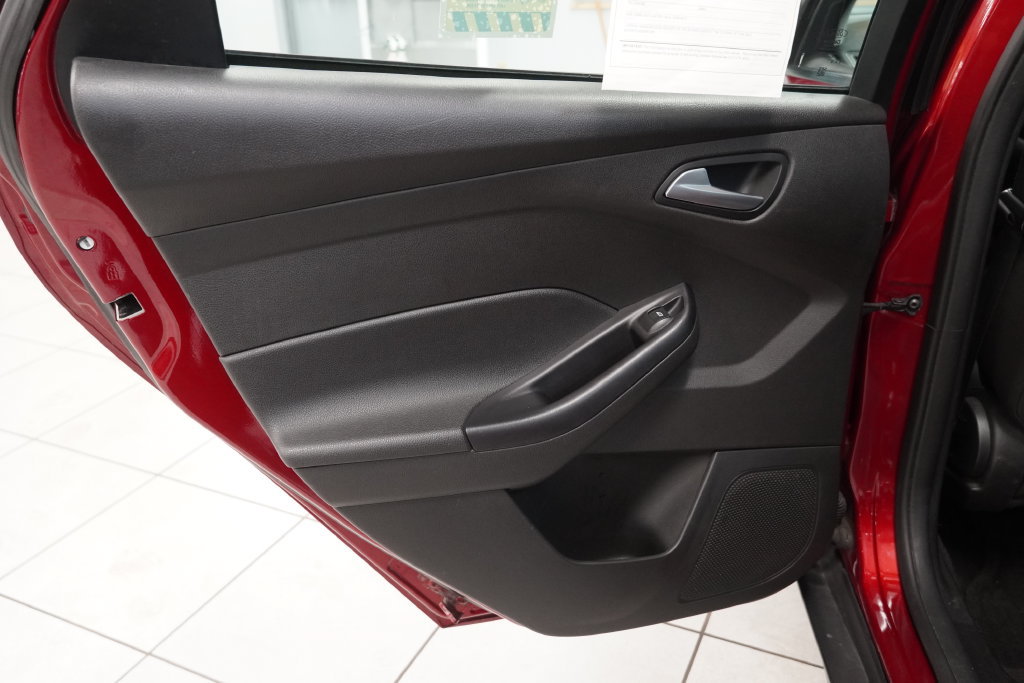 Used 2015 Ford Focus SE FWD image 24