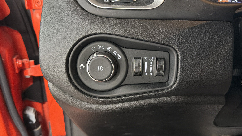 Used 2020 Jeep Renegade Latitude w/ Cold Weather Group FWD image 19