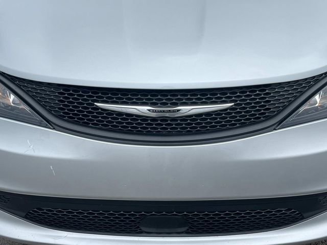 Used 2023 Chrysler Voyager LX image 13