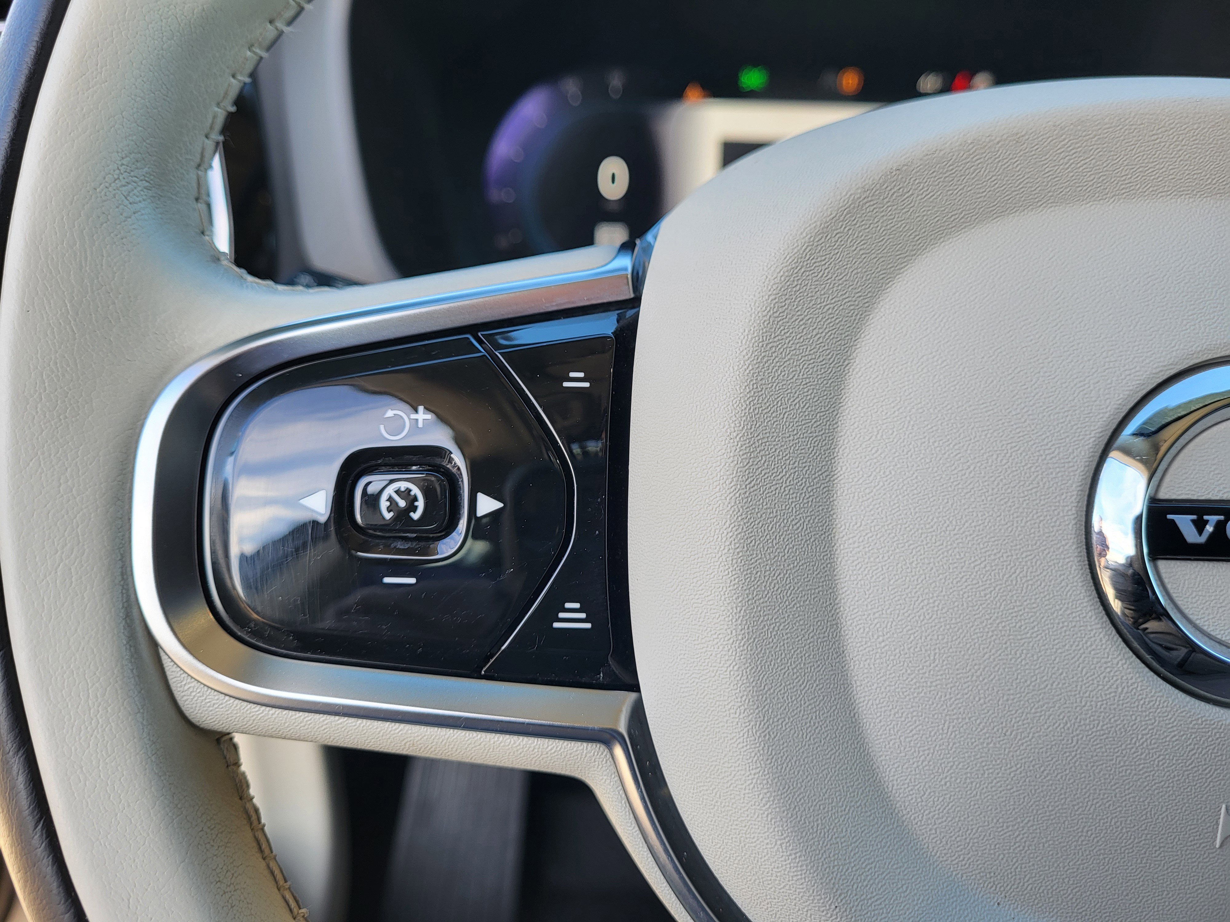 Certified 2024 Volvo XC60 T8 Plus w/ Protection Package Premier image 16