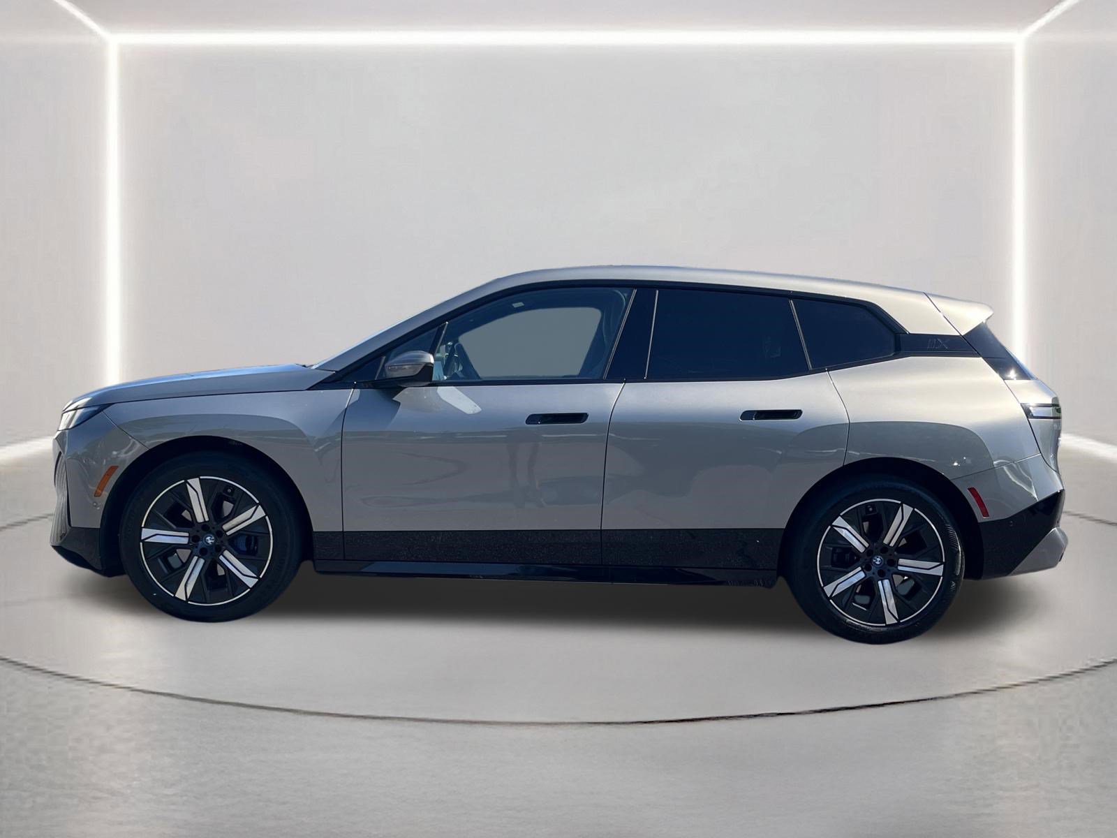 Used 2023 BMW iX xDrive50 w/ Sport Package AWD/4WD image 19