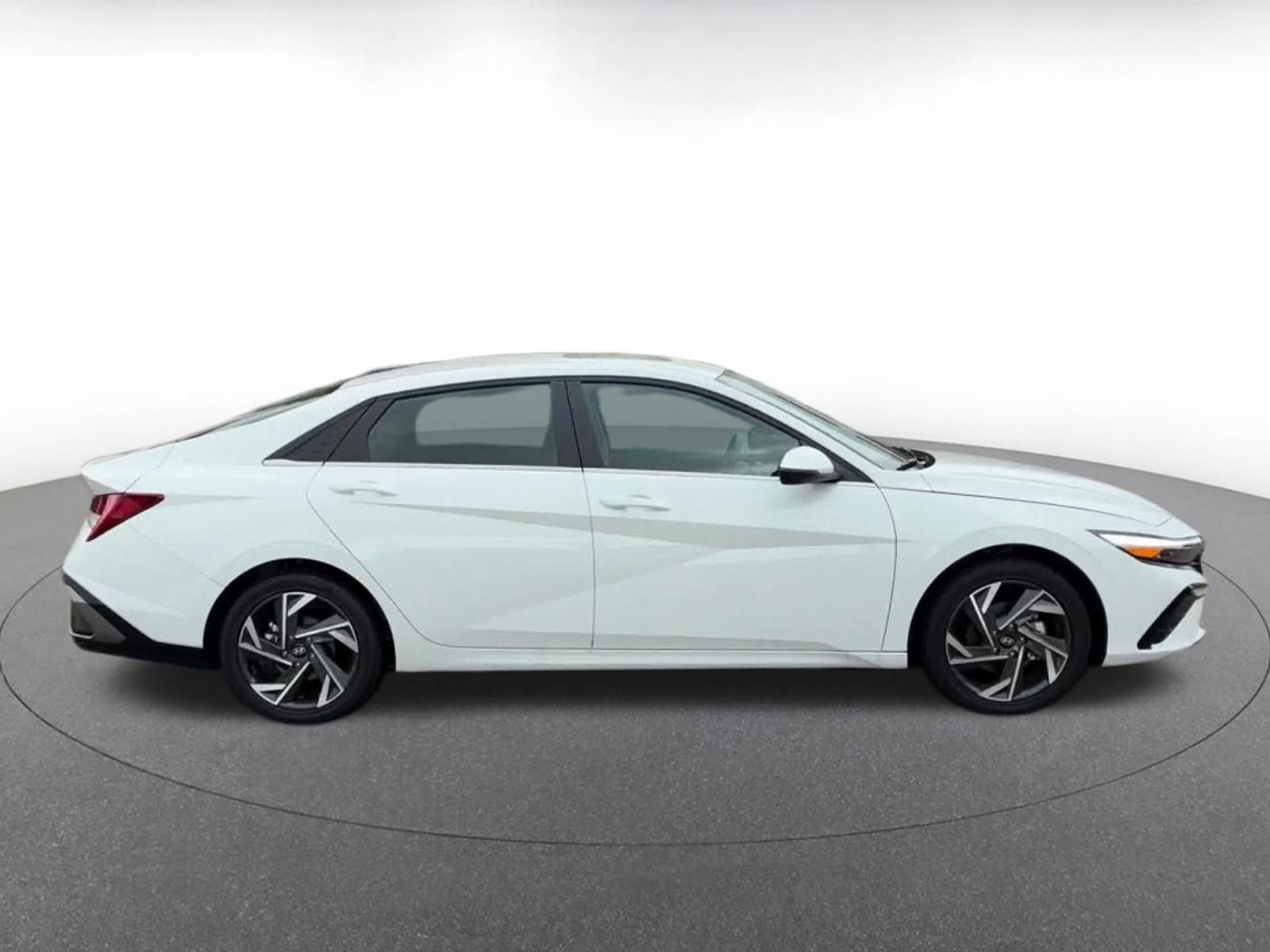 Used 2025 Hyundai Elantra Limited image 16