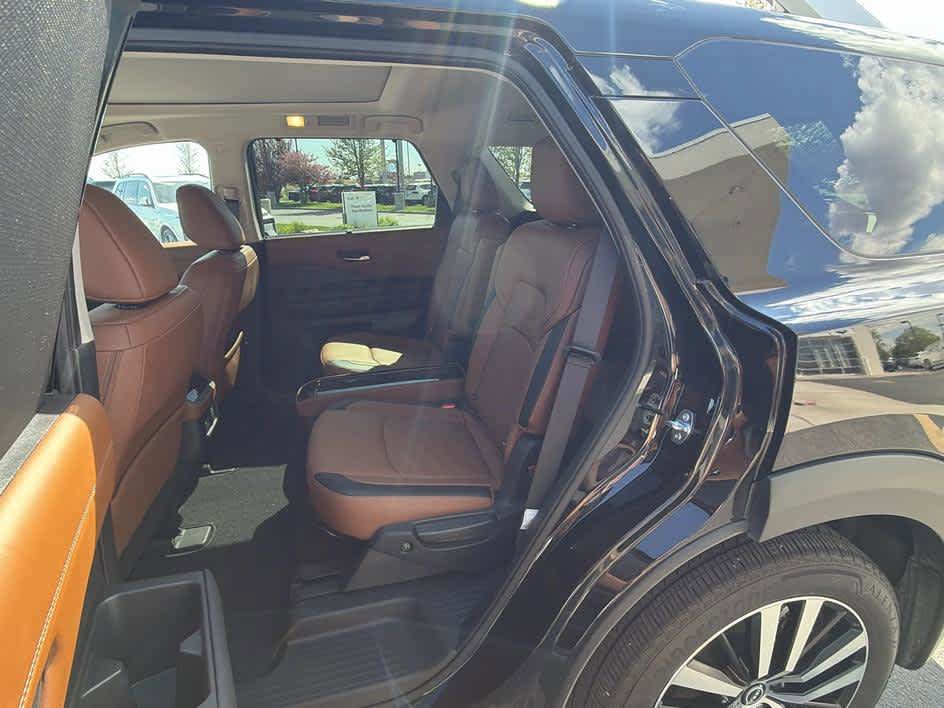 Used 2024 Nissan Pathfinder Platinum AWD/4WD image 19