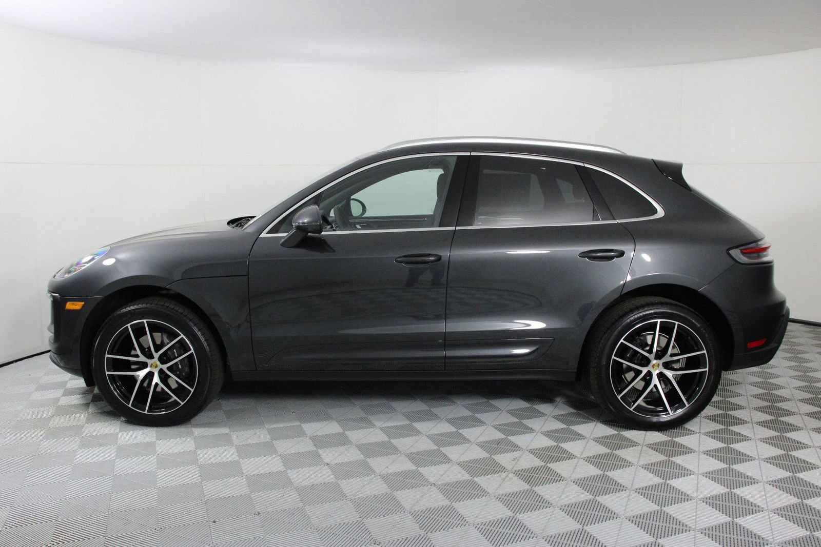 Certified 2025 Porsche Macan AWD/4WD image 2