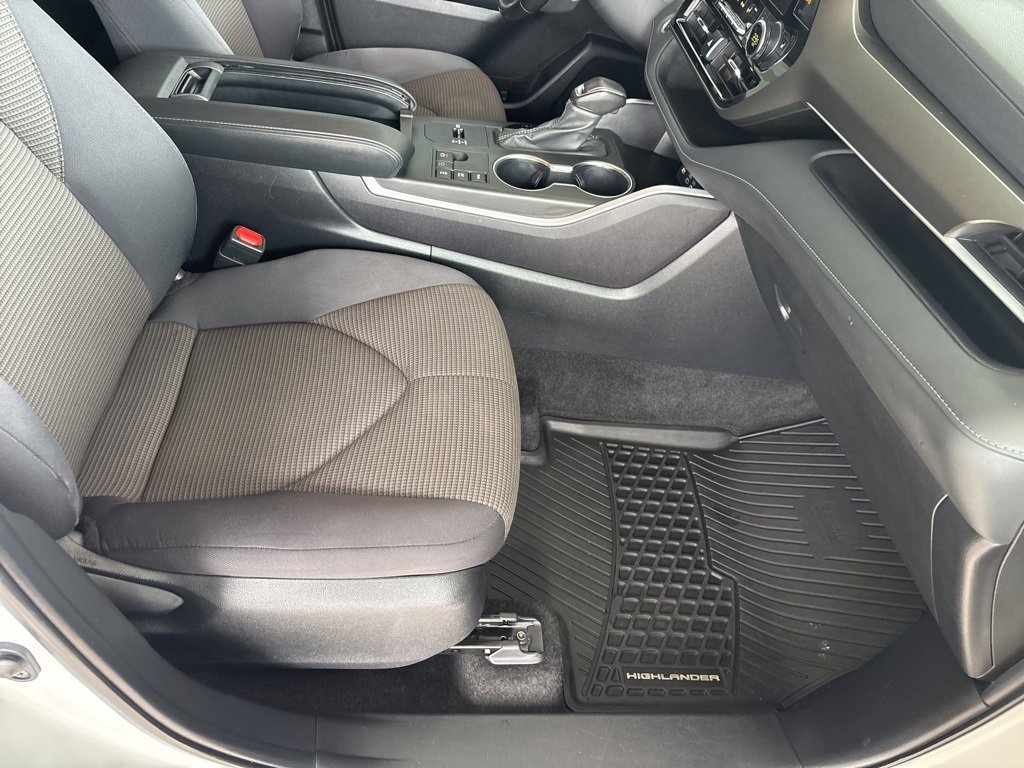Used 2024 Toyota Highlander LE image 32