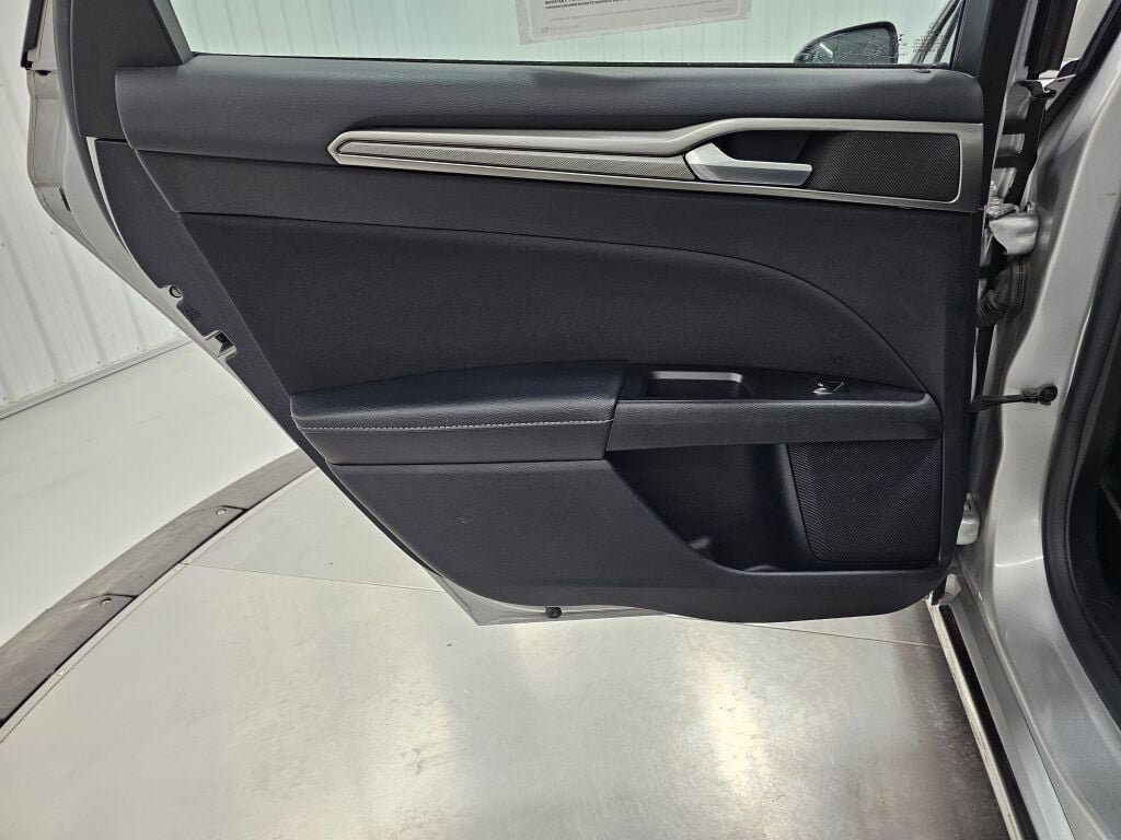 Used 2017 Ford Fusion SE w/ Fusion SE Technology Package FWD image 28