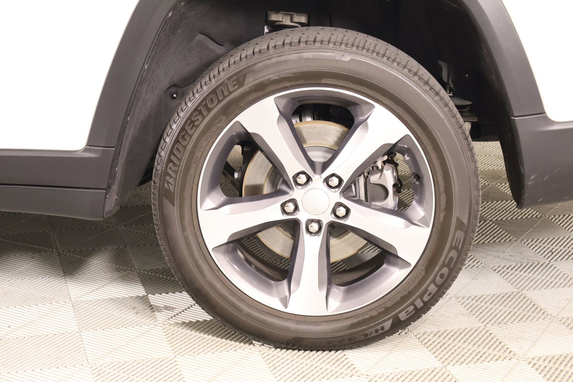 Used 2025 Jeep Grand Cherokee L Laredo RWD image 19