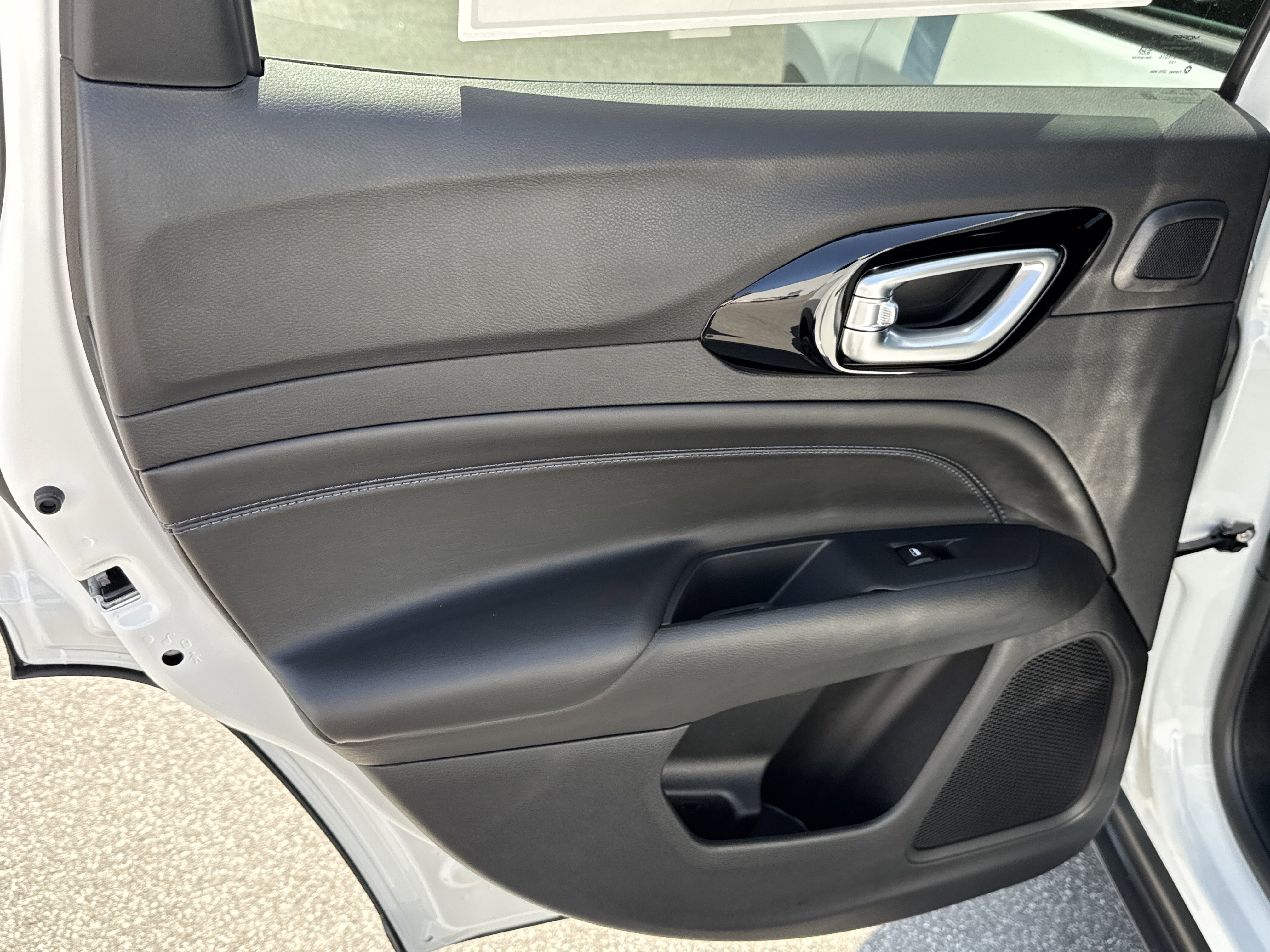 New 2025 Jeep Compass Latitude w/ Sun & Sound Group image 26