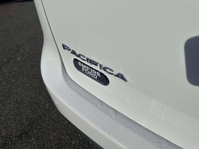Used 2024 Chrysler Pacifica Touring-L FWD image 5