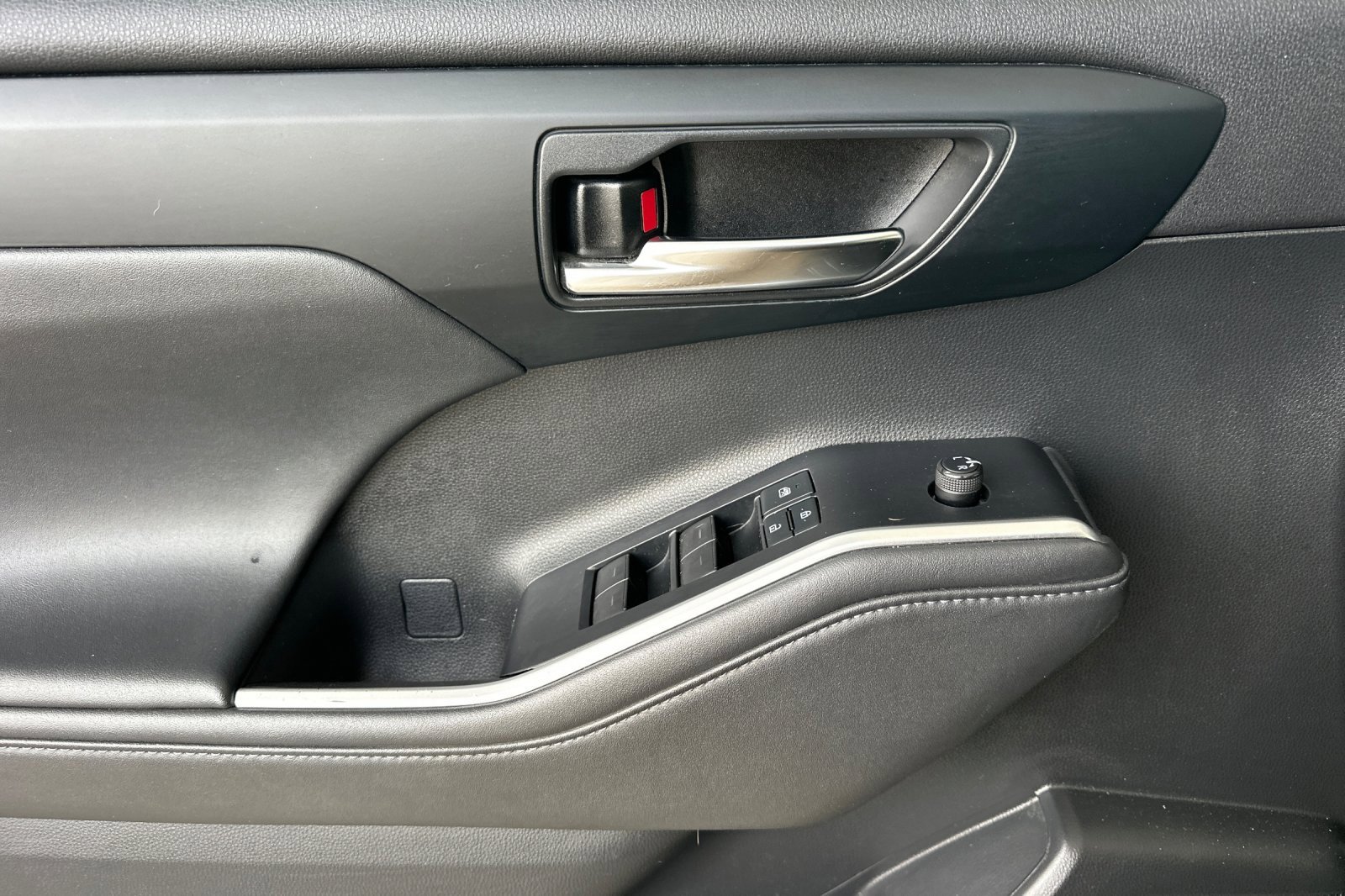 Used 2022 Toyota Highlander XLE image 11