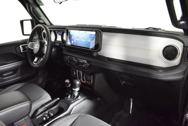 Used 2025 Jeep Wrangler Unlimited Sahara AWD/4WD image 36