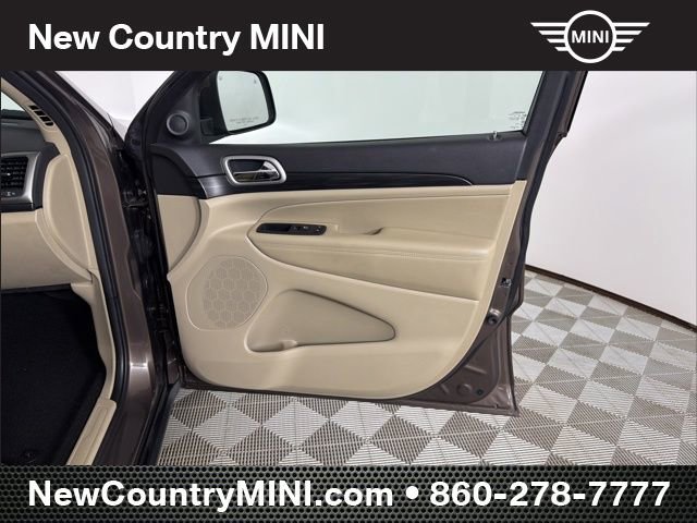 Used 2020 Jeep Grand Cherokee Laredo image 17