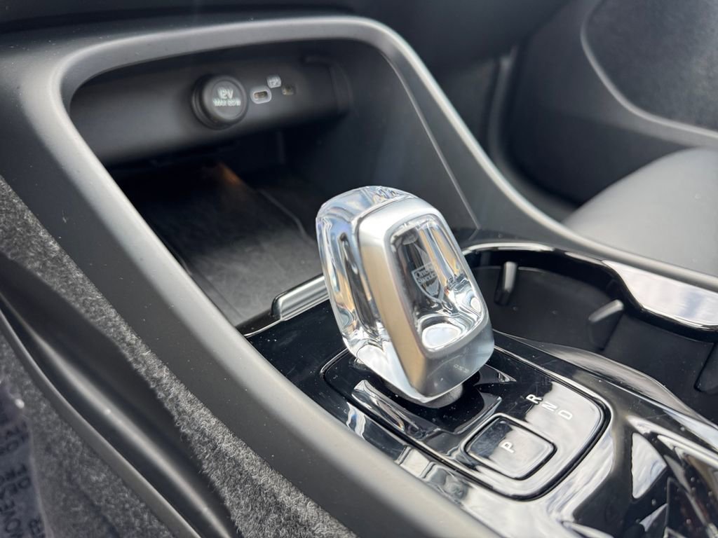 Certified 2025 Volvo XC40 B5 Plus image 18