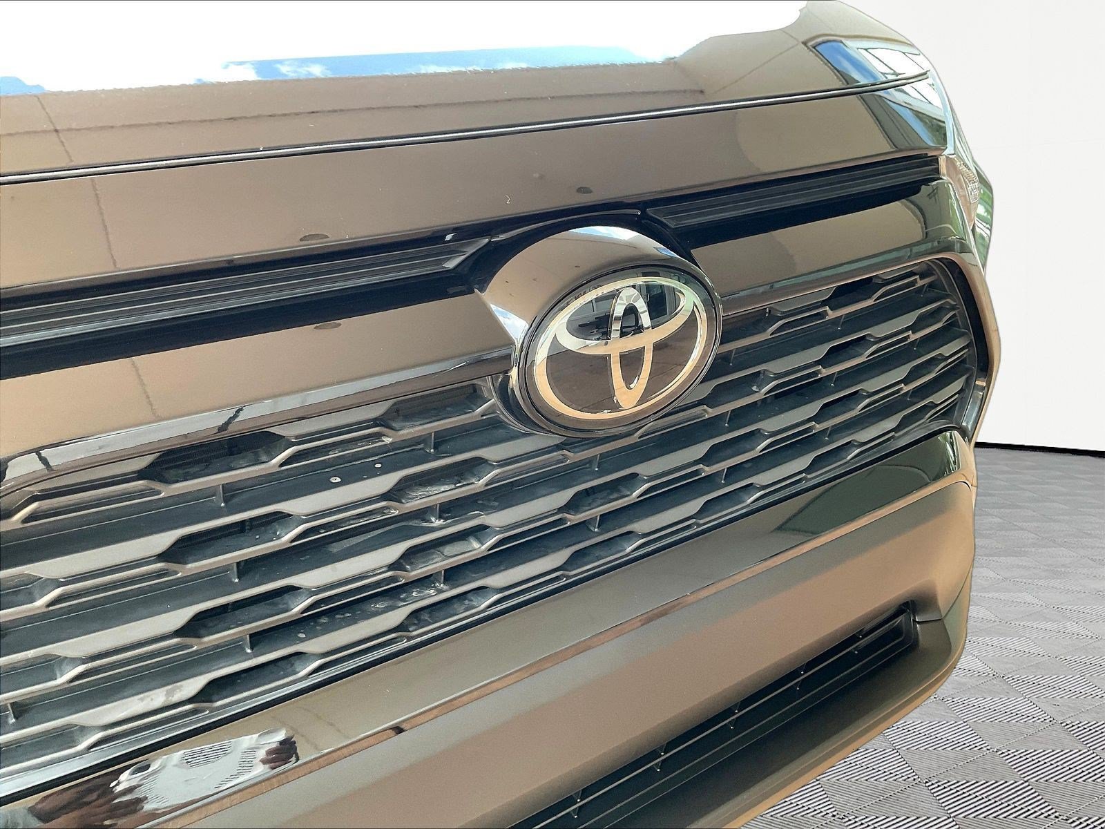 Used 2023 Toyota RAV4 LE FWD image 33