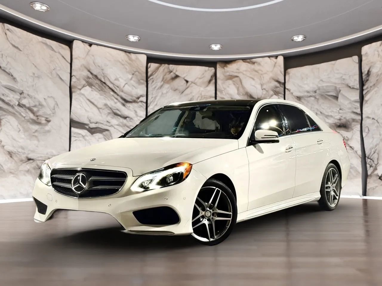 Used 2015 Mercedes-Benz E 400 Sedan w/ Lighting Package image 1