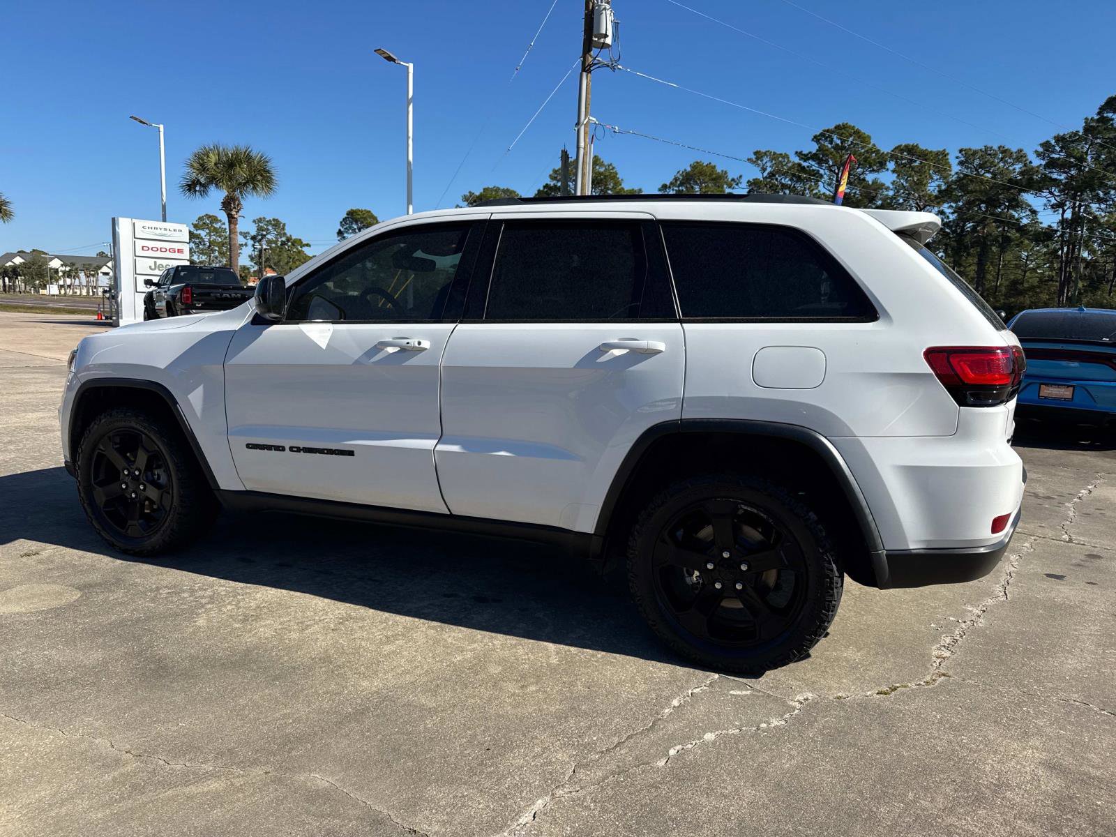 Used 2019 Jeep Grand Cherokee Laredo image 5