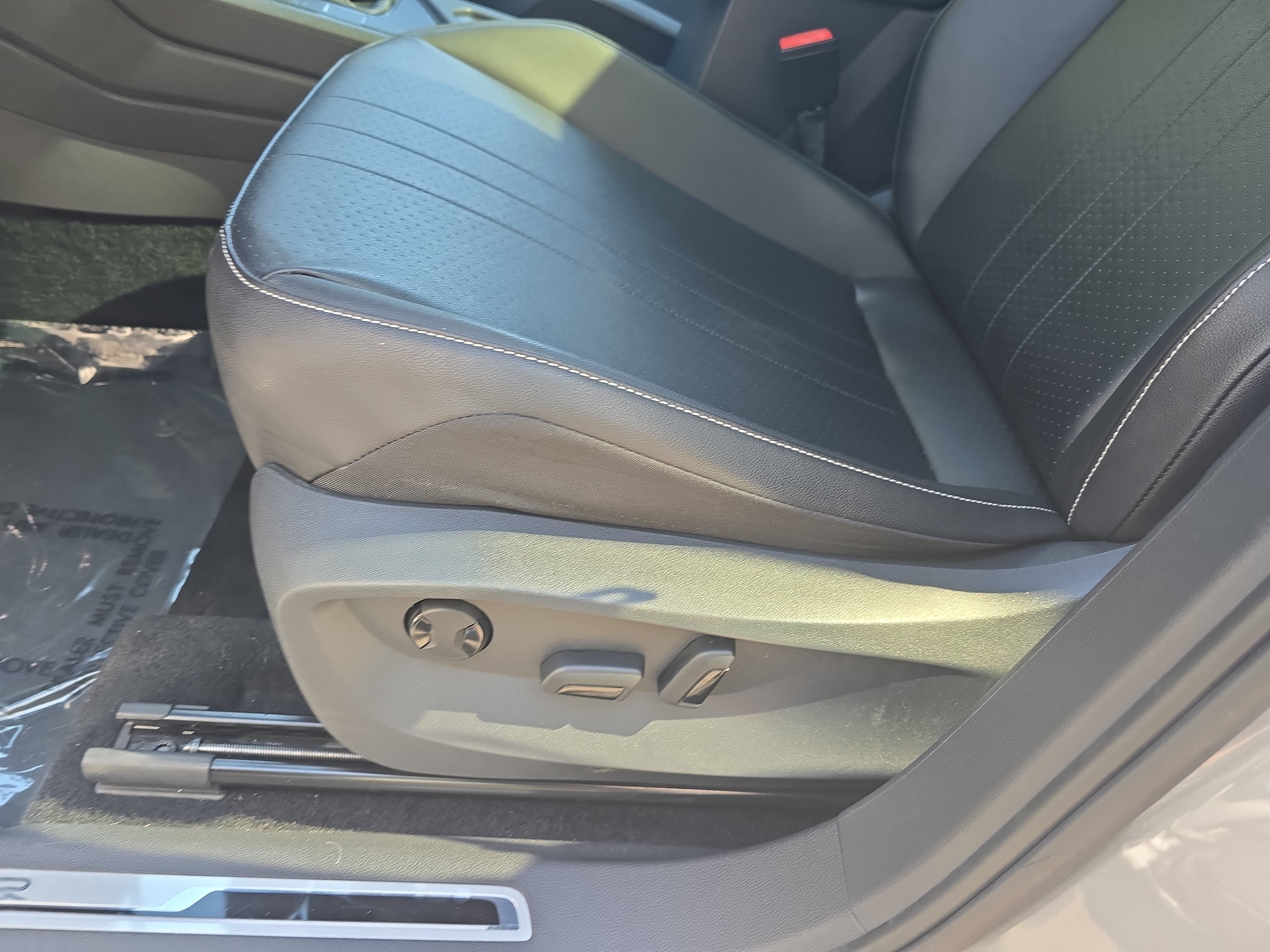 Certified 2022 Volkswagen Tiguan SE R-Line FWD image 31